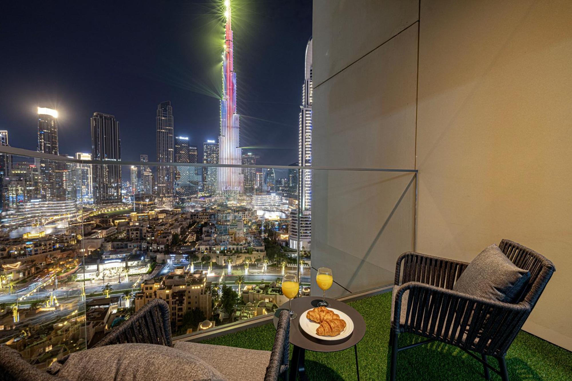 Smartstay At Burj Royale - Full Burj Khalifa View - Brand New Luxury Apartments Дубай Екстериор снимка